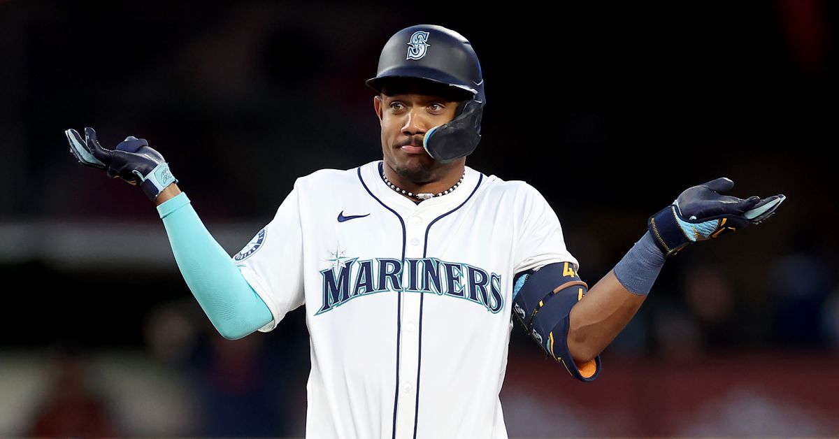 Featured image for Mariners Rally in 8th to Secure 4-2 Win Over Astros