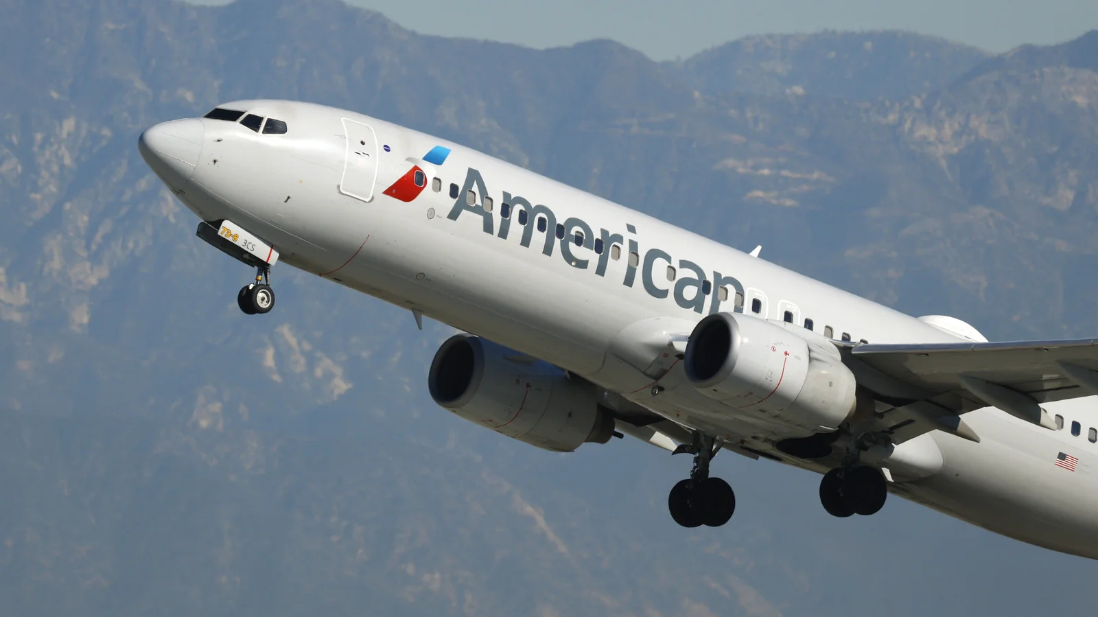Labor unions push for leadership shake-up at American Airlines amid profit slump