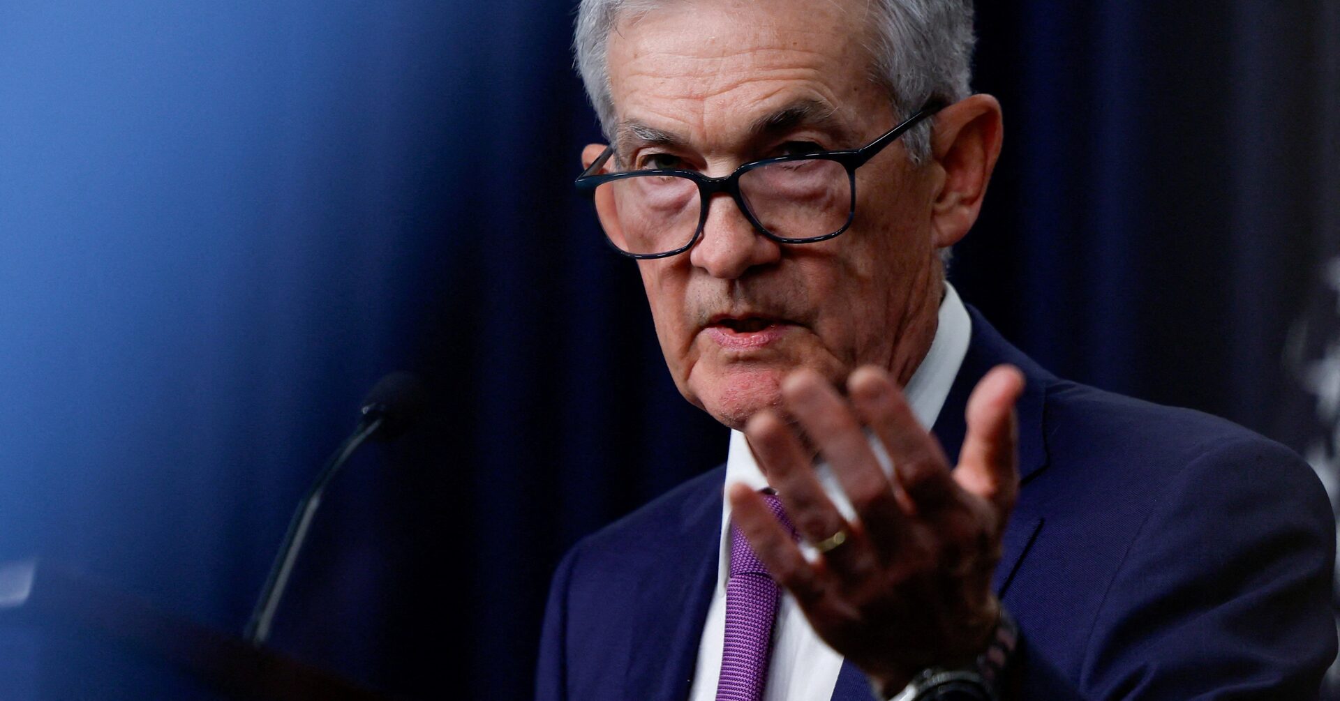 "Powell Stands Firm: Fed Still Expected to Cut Rates Despite Uncertain Inflation Progress"