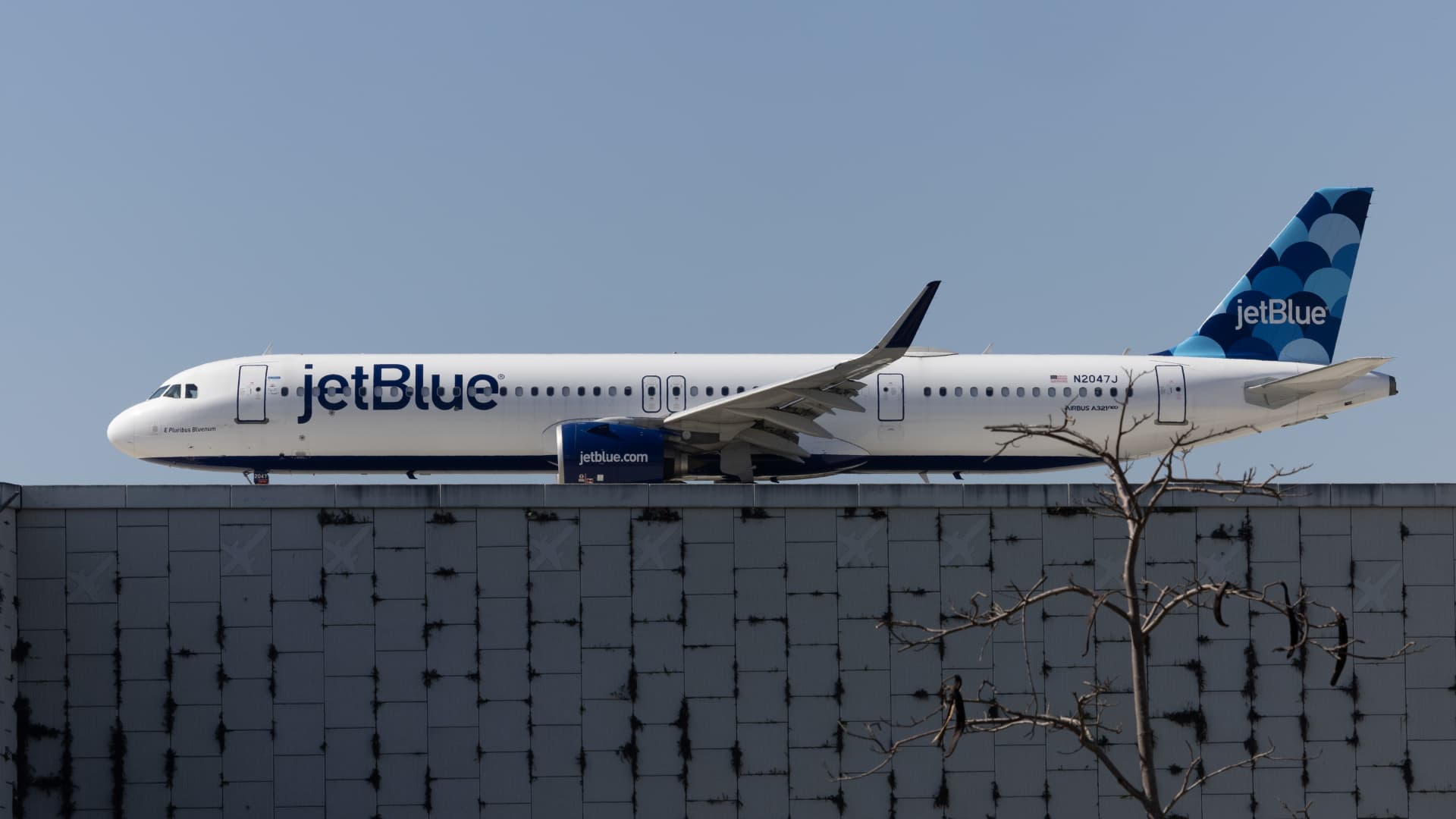 Featured image for JetBlue Streamlines Flight Network, Trims Los Angeles and Fort Lauderdale Routes