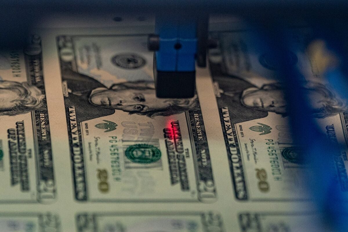 Featured image for Dollar Gains Strength Amid US-EU Trade Deal and Economic Data