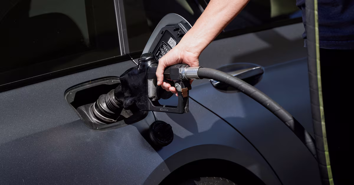 Featured image for Gasoline prices expected to plummet as oil prices continue to drop