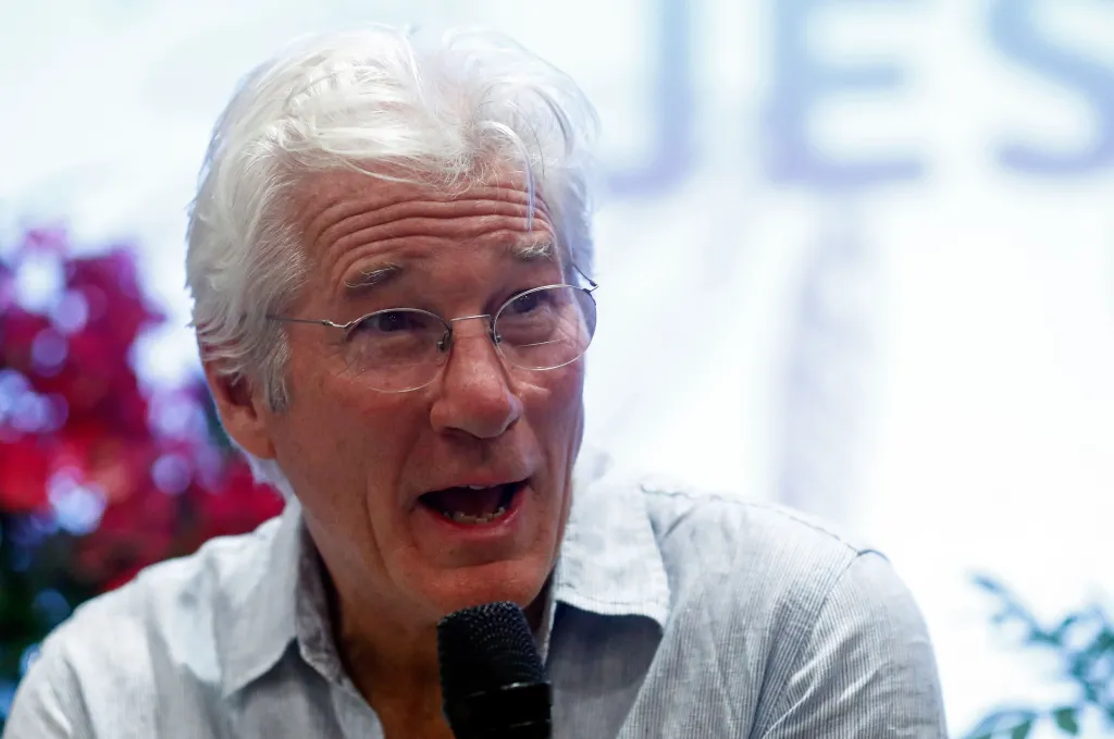 Featured image for Paul Simon’s Daughter Criticizes Richard Gere Over Loss of Childhood Home