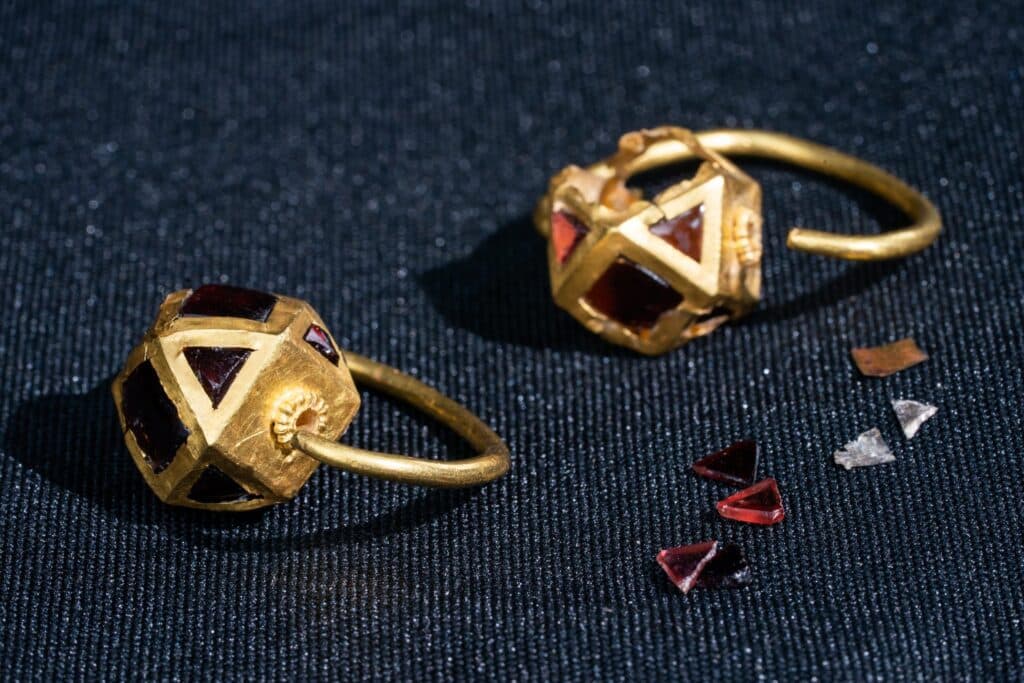 Featured image for Gold-Laden Burials Unearthed by Archaeologists in Crimea