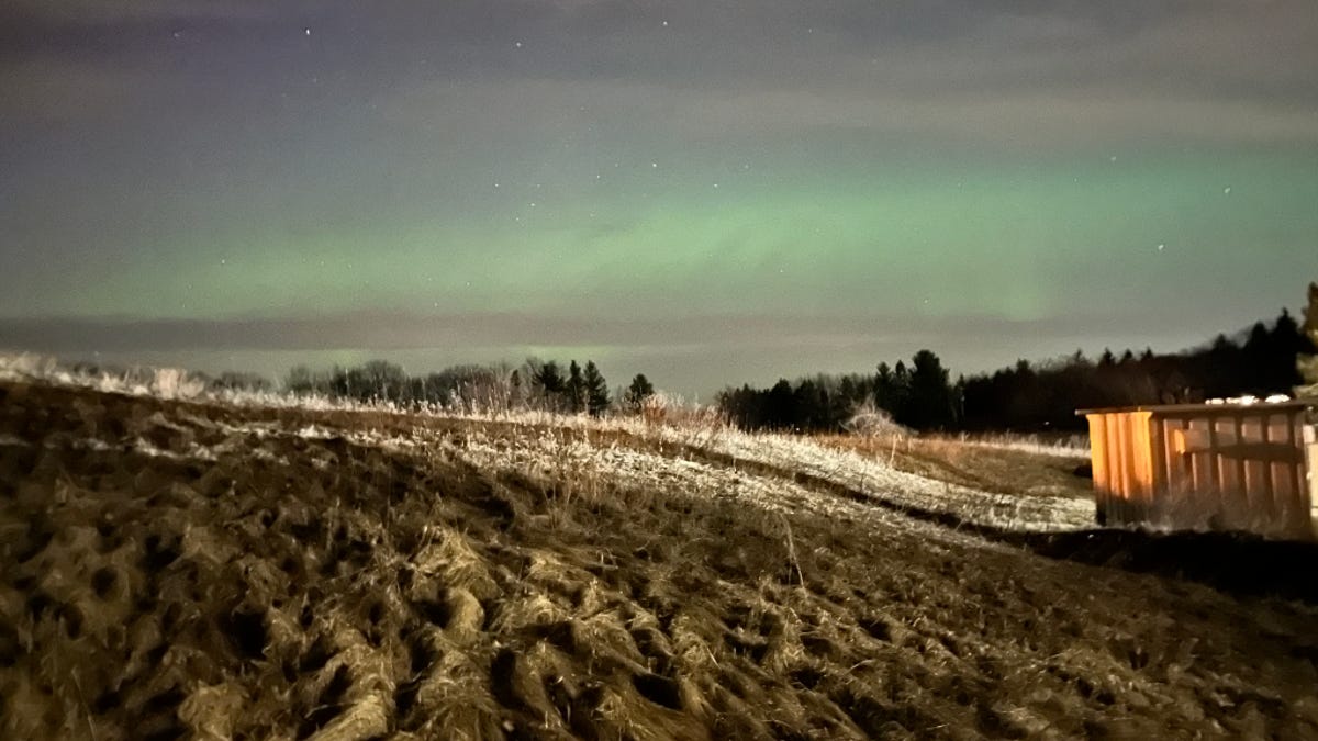 Featured image for Stunning Northern Lights Captured Across Multiple US States.