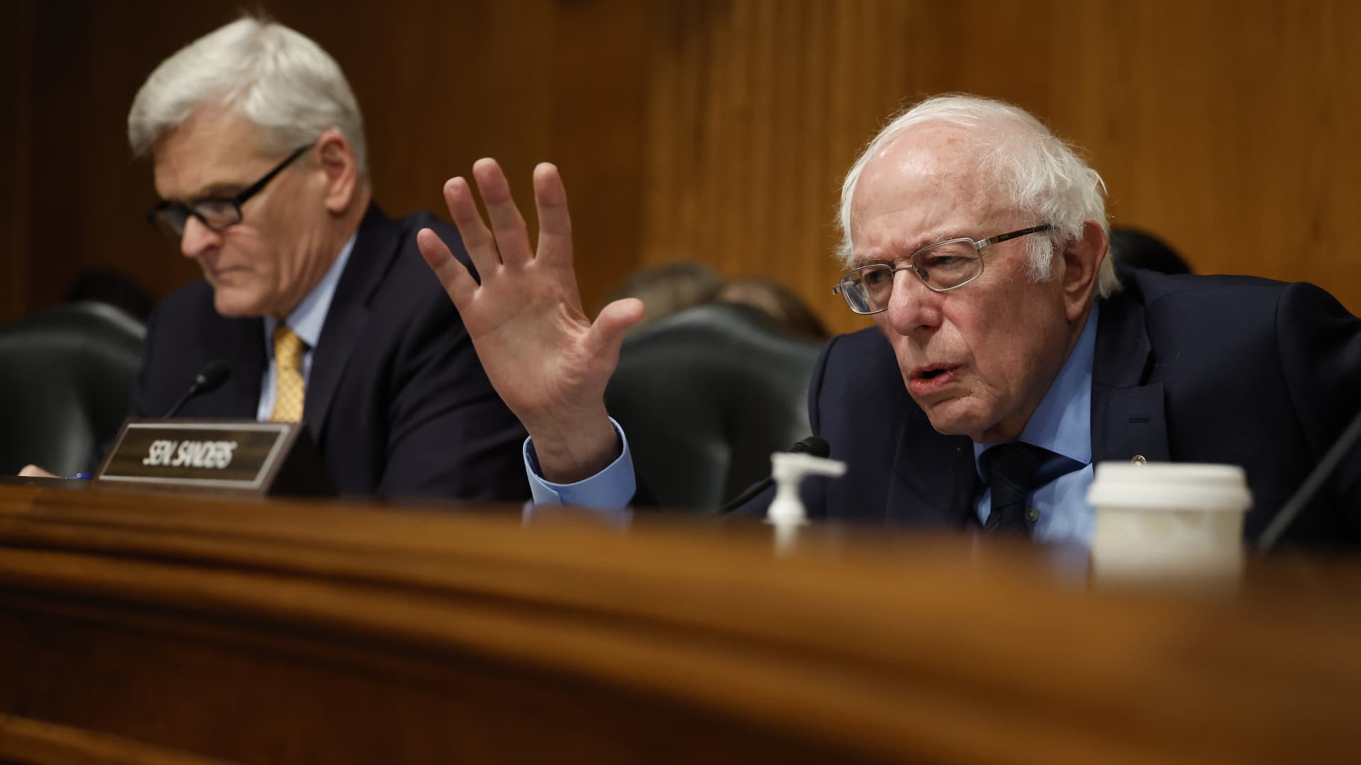 Featured image for "Senate Bill Proposes 32-Hour Workweek with Same Pay, Sanders Leads Push"