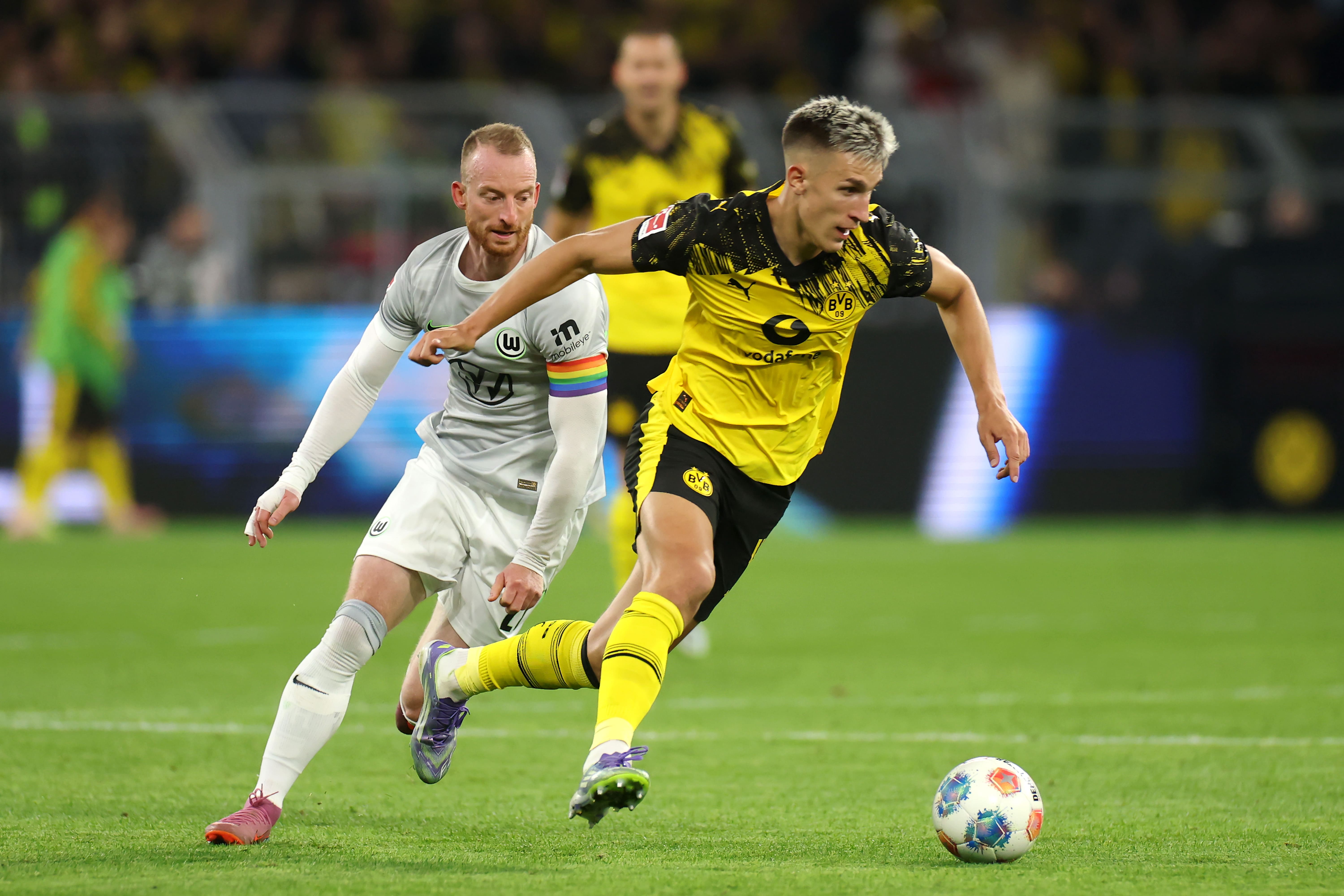 Featured image for Barcelona intensifies pursuit of top defenders amid transfer race