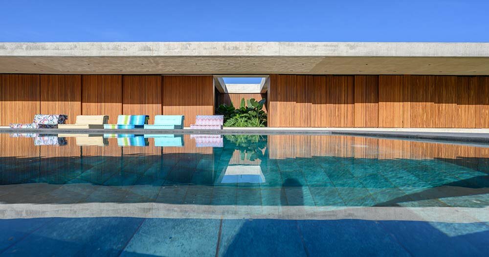 "Estudio Montevideo's 'El Bosque' House: A Harmonious Blend of Floating Slab and Timber Screens"
