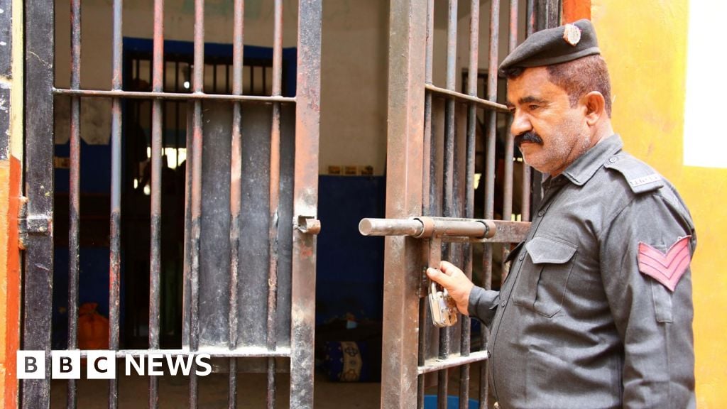 Featured image for Over 200 Inmates Escape Pakistani Jail Following Earthquake