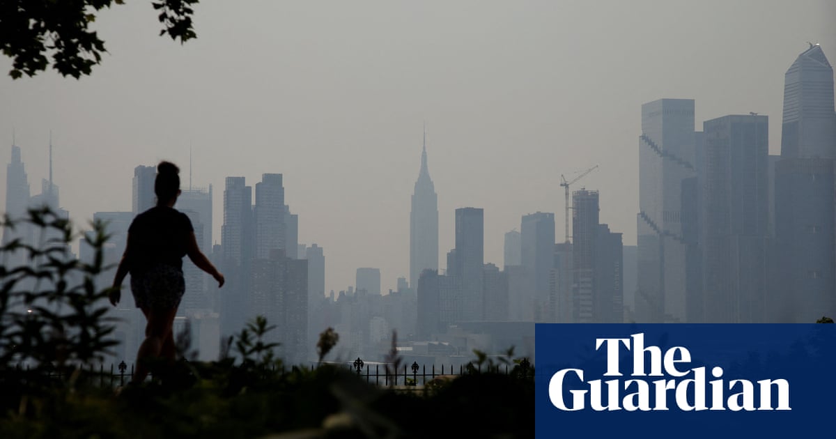Air quality warnings persist in US and Canada due to wildfires.