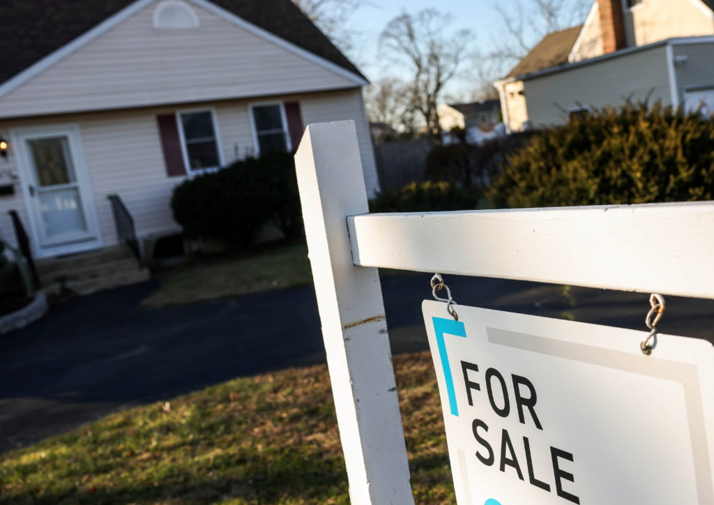 "US Home Sales Hit 28-Year Low in 2023 Amidst High Mortgage Rates"