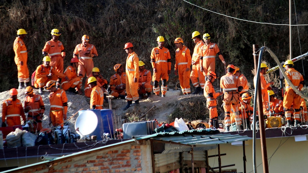 "Rescue efforts for trapped workers in collapsed Indian tunnel delayed due to broken drilling machine"