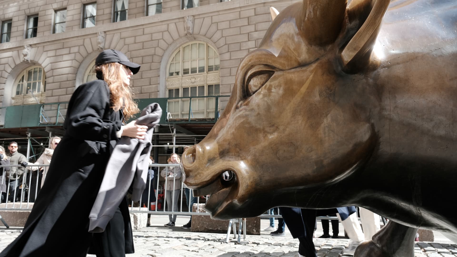 S&P 500 enters bull market amid Fed focus.