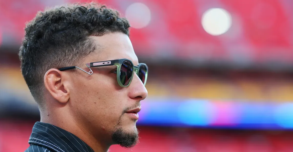 Mahomes Knee Rehab Still Uncertain as Chiefs Add Fields