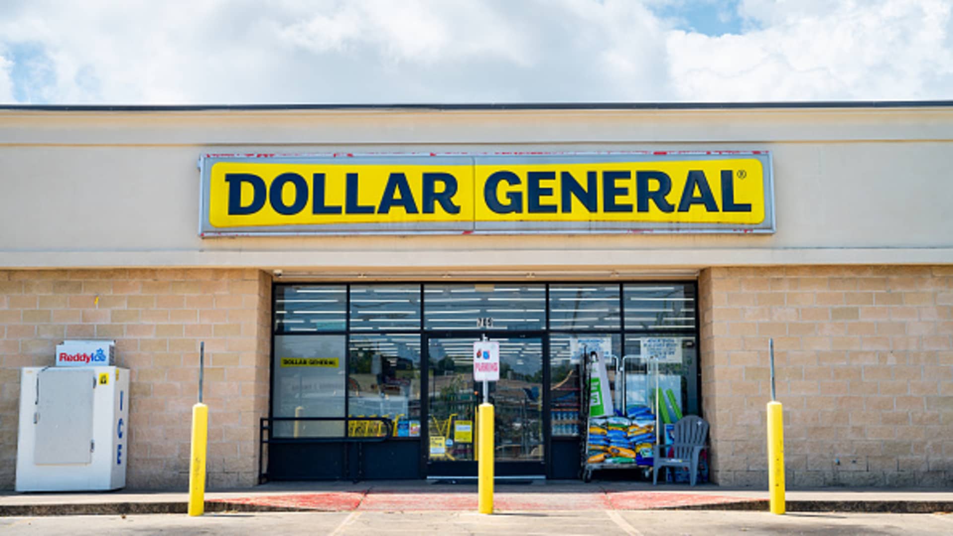 Featured image for Dollar General Launches Same-Day Delivery to Rival Walmart