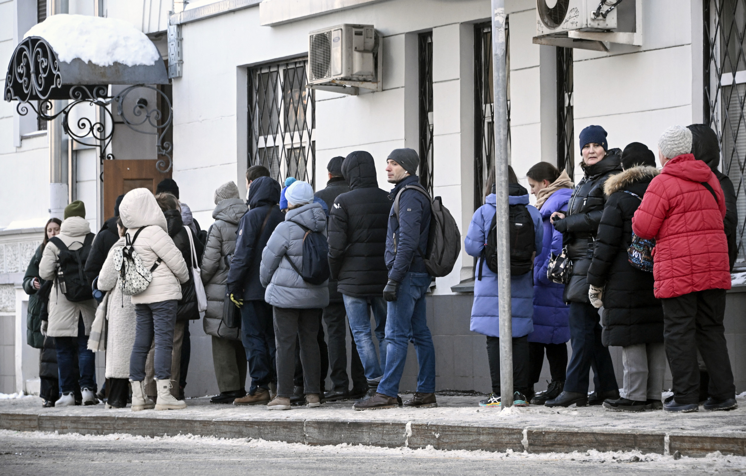 "Russians Queue to Support Pro-Peace Challenger Nadezhdin Amid Ukraine Conflict"