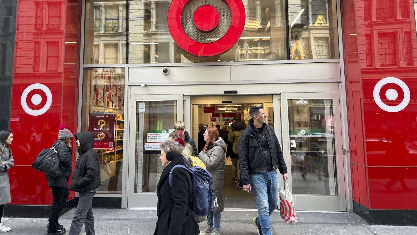"US Consumer Sentiment Dips as Inflation Outlook Worsens"