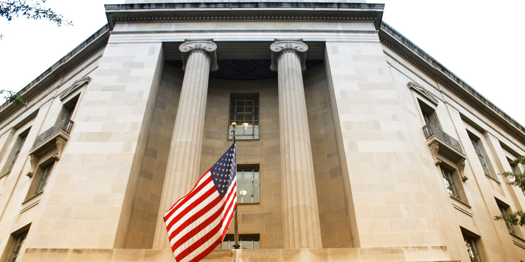 Featured image for "US Authorities Uncover $1.9 Billion HyperFund Cryptocurrency Fraud"