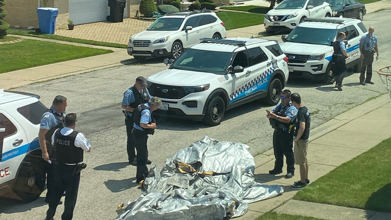 "Unprecedented Incident: United Airlines' Emergency Slide Lands in Chicago Neighborhood"