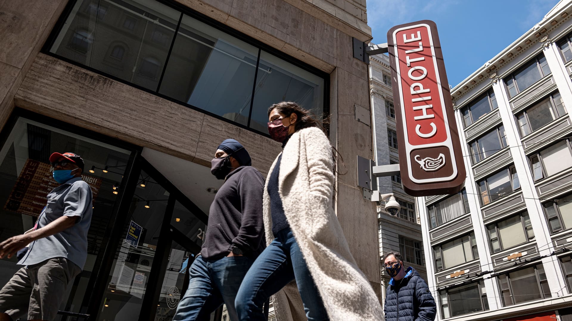 Featured image for Chipotle beats earnings estimates and faces challenges ahead.