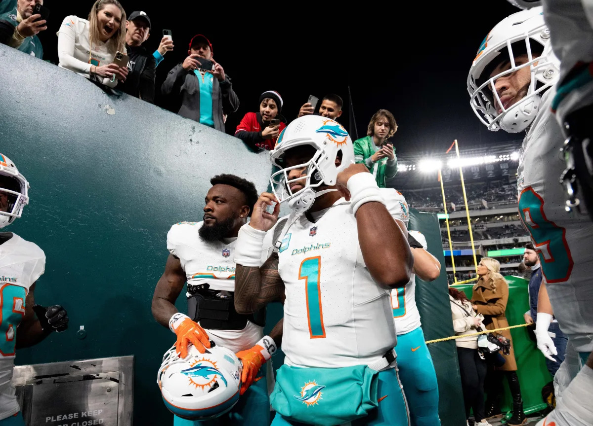 "Sunday Night Football: Dolphins vs. Eagles - Live Updates, Highlights, and Predictions"