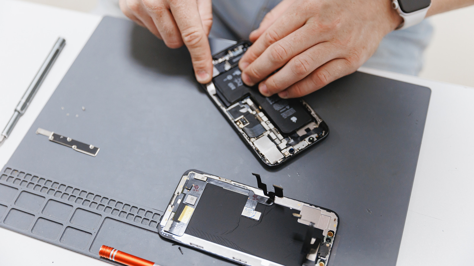 Featured image for Man Discovers Surprising Contents in Refurbished iPhones from Temu