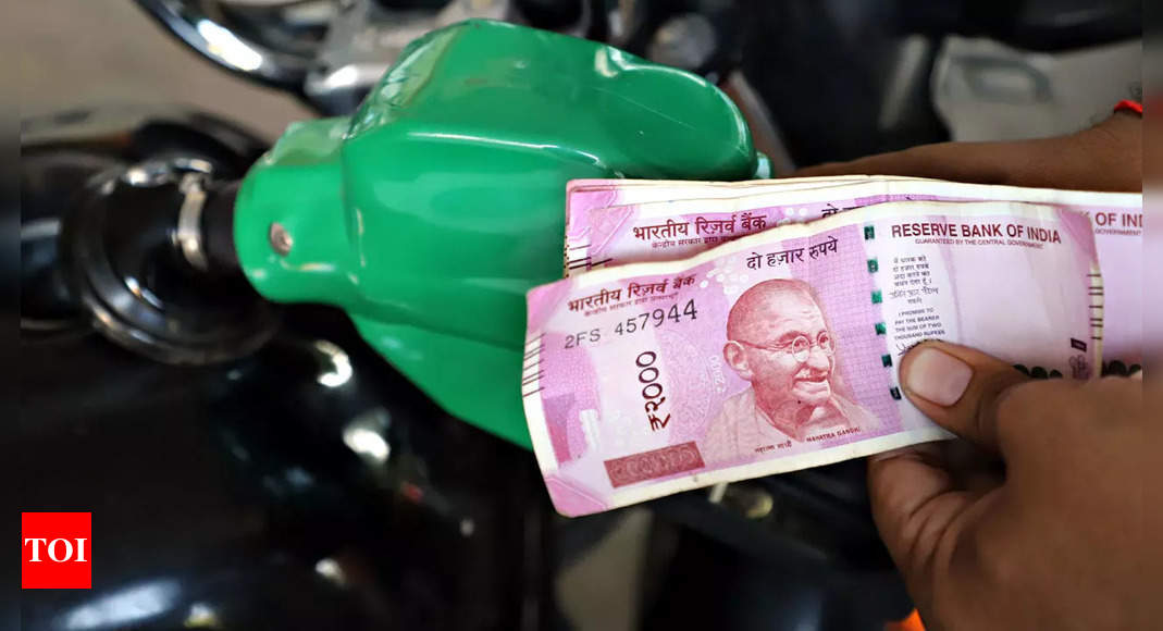 Featured image for "Indians turn to gold and digital payments as Rs 2,000 notes phased out"