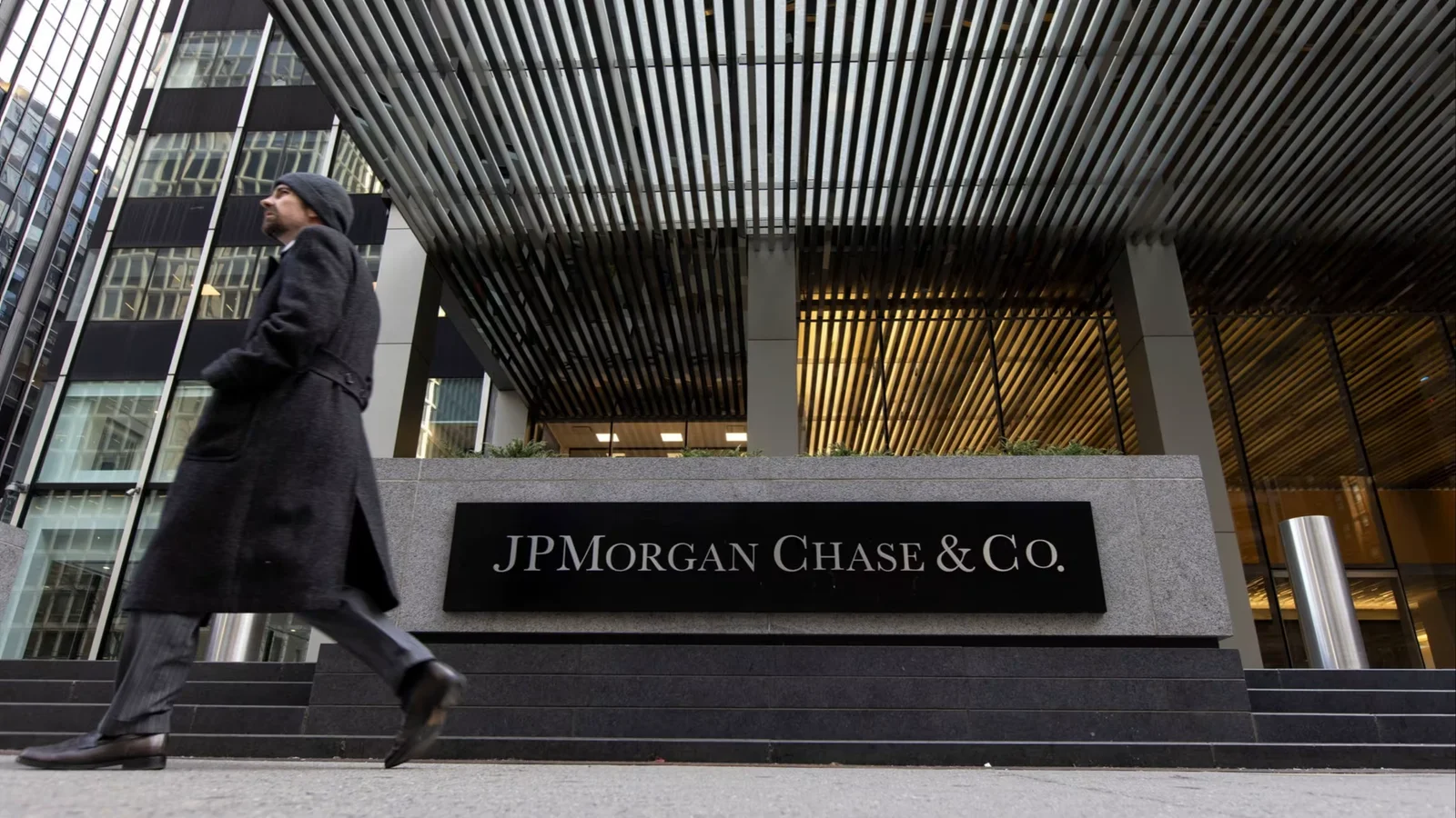 JPMorgan's Data Access Policies Spark Industry Concerns and Regulatory Calls