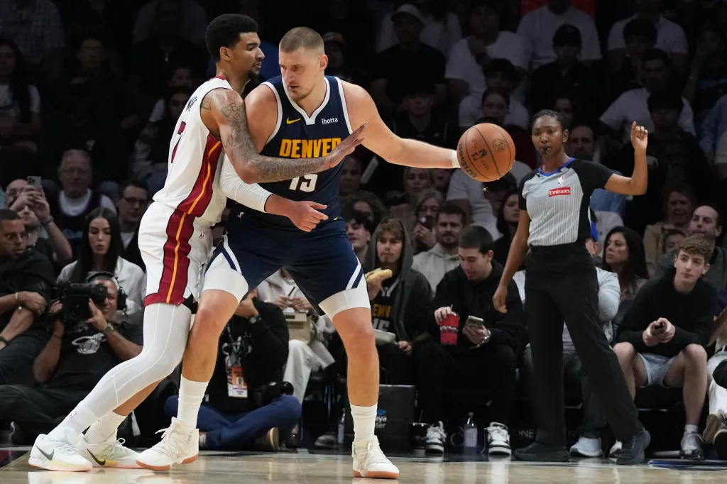 Featured image for Nuggets' Nikola Jokic Leaves Game with Knee Injury in Miami