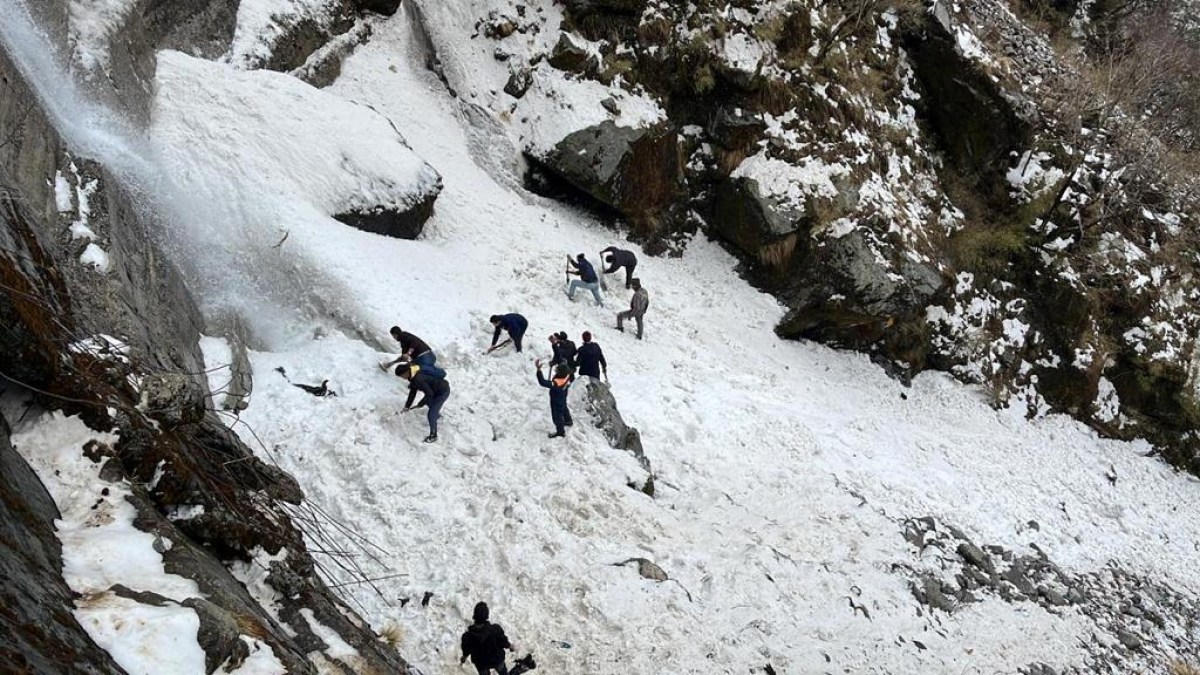 Featured image for Deadly Avalanche Traps Tourists in India's Sikkim State.