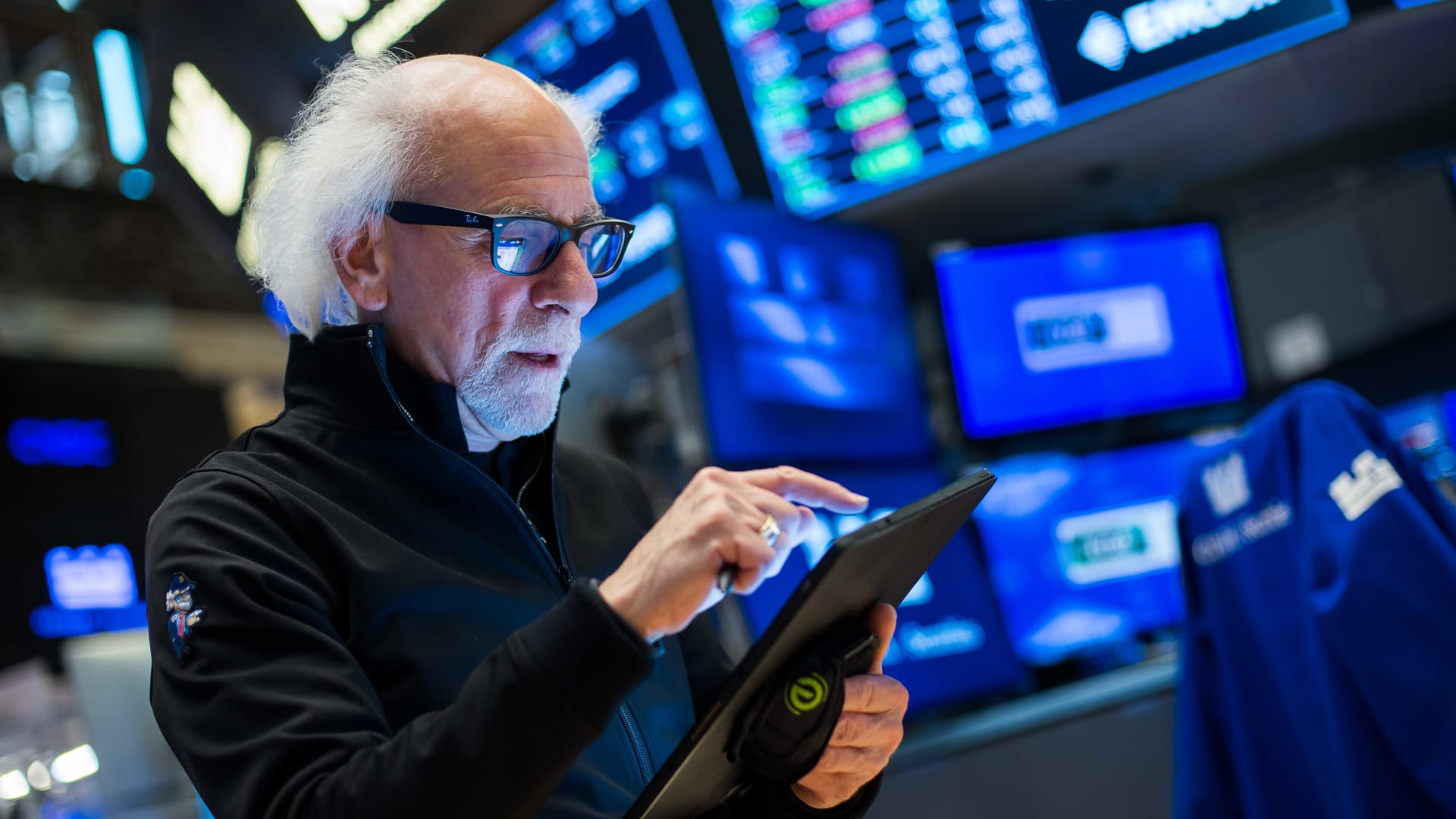 Treasury Yields Drop Amid Economic Data and Rate Cut Hopes