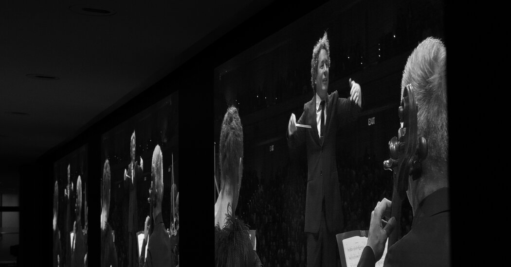 Featured image for Gustavo Dudamel's Mahler Performance Draws Selfies and Hugs in New York