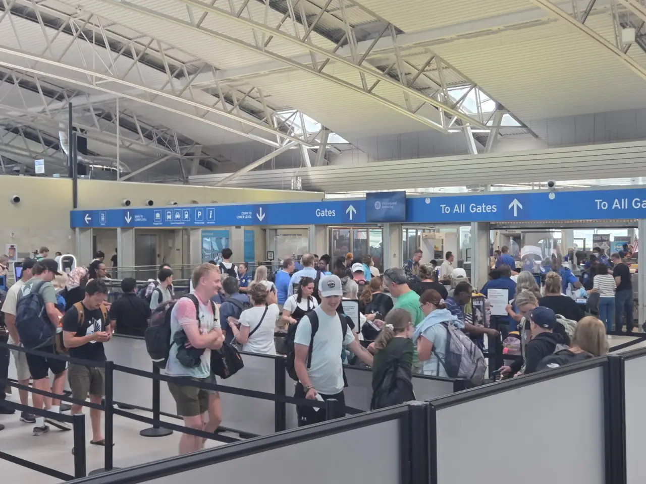 Featured image for Long Lines Form as St. Louis Convention Group Departs Lambert Airport