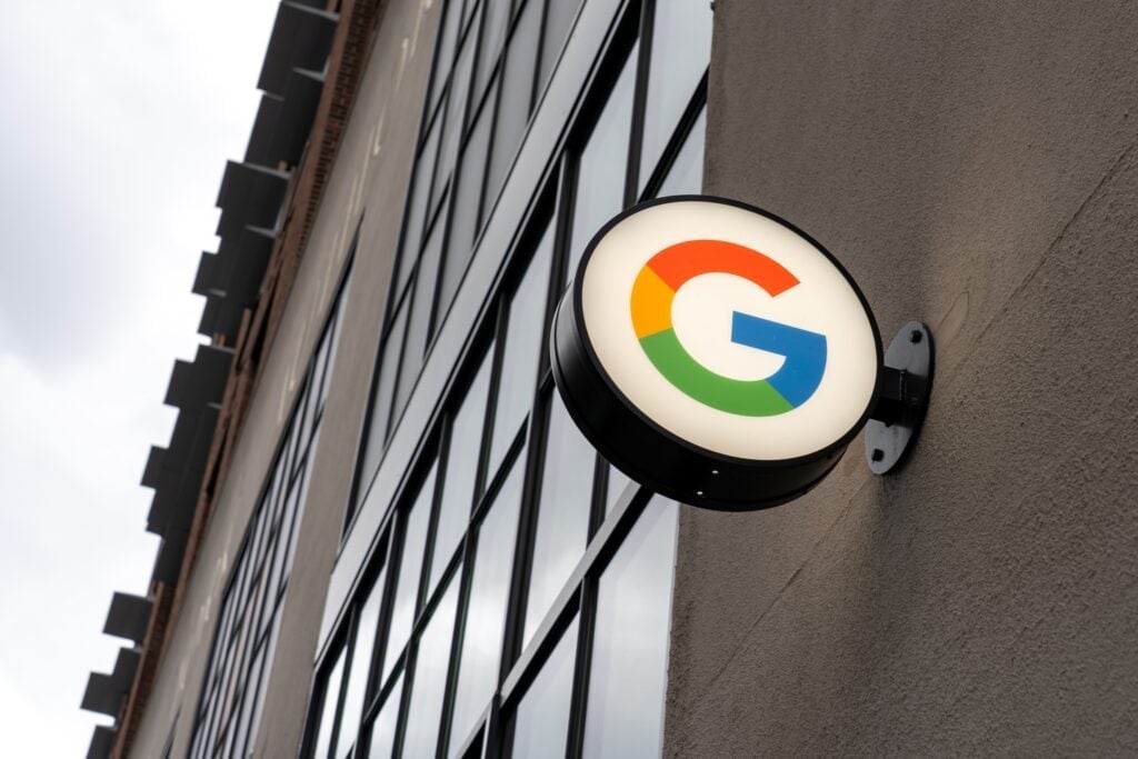 Featured image for Analyst Favors Microsoft Over Google in AI Race Due to Lower Risks