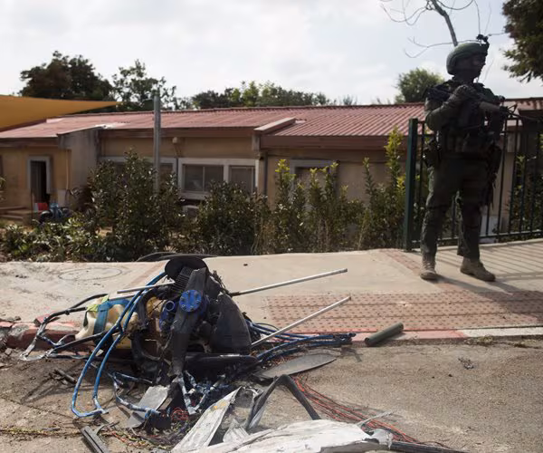 Controversy Erupts Over Award-Winning Photo of Hamas Terrorists with Israeli Victim