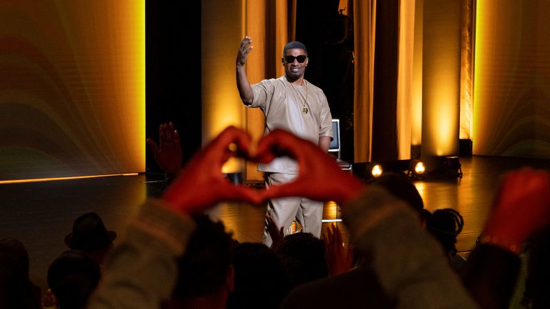 Featured image for Jamie Foxx Opens Up About Health Scare in New Netflix Special