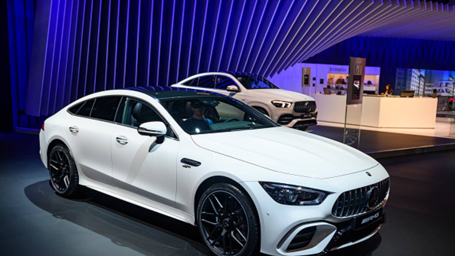 Mercedes-Benz Faces Profit Decline and Market Pressure Amidst EV Challenges