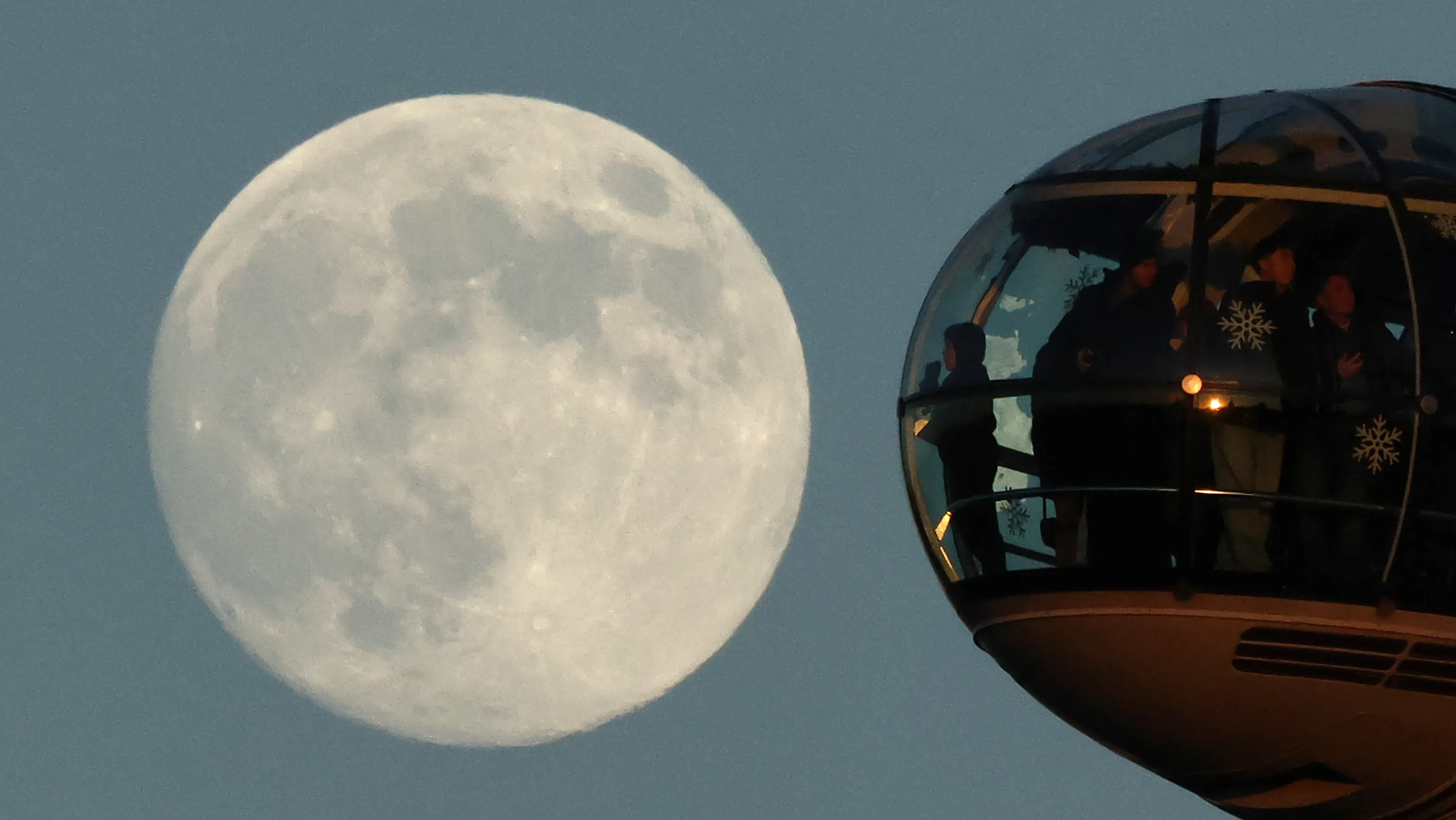 Featured image for Stunning Photos of January 2026 Wolf Supermoon and Meteor Shower