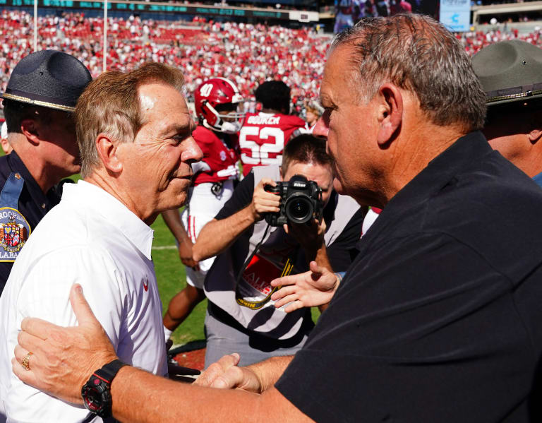 "Social media buzzes as Alabama narrowly defeats Arkansas in a 24-21 showdown"