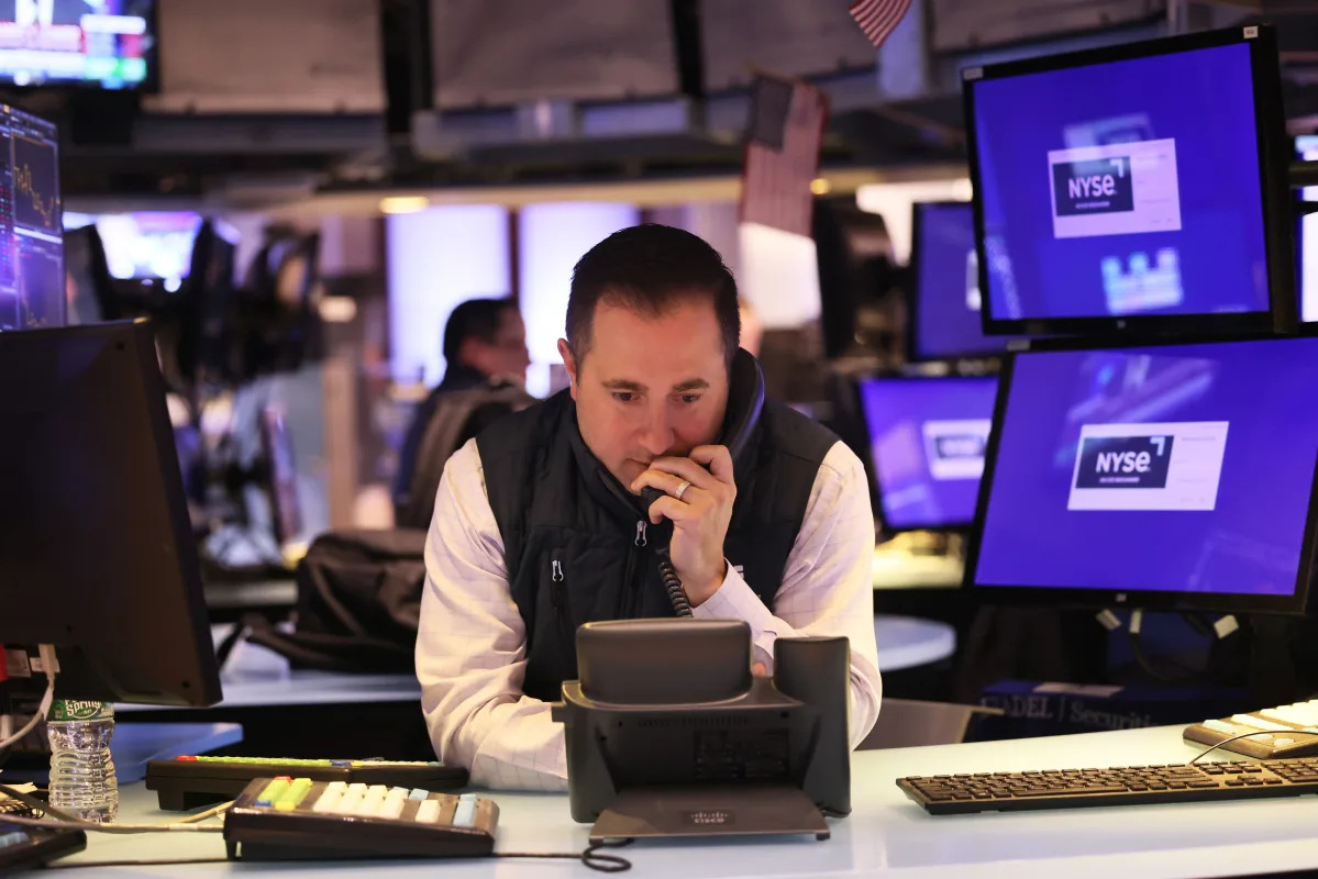 "Tech-Led Market Bounce: Dow Rises on Rate-Cut Optimism and Jobless Claims"