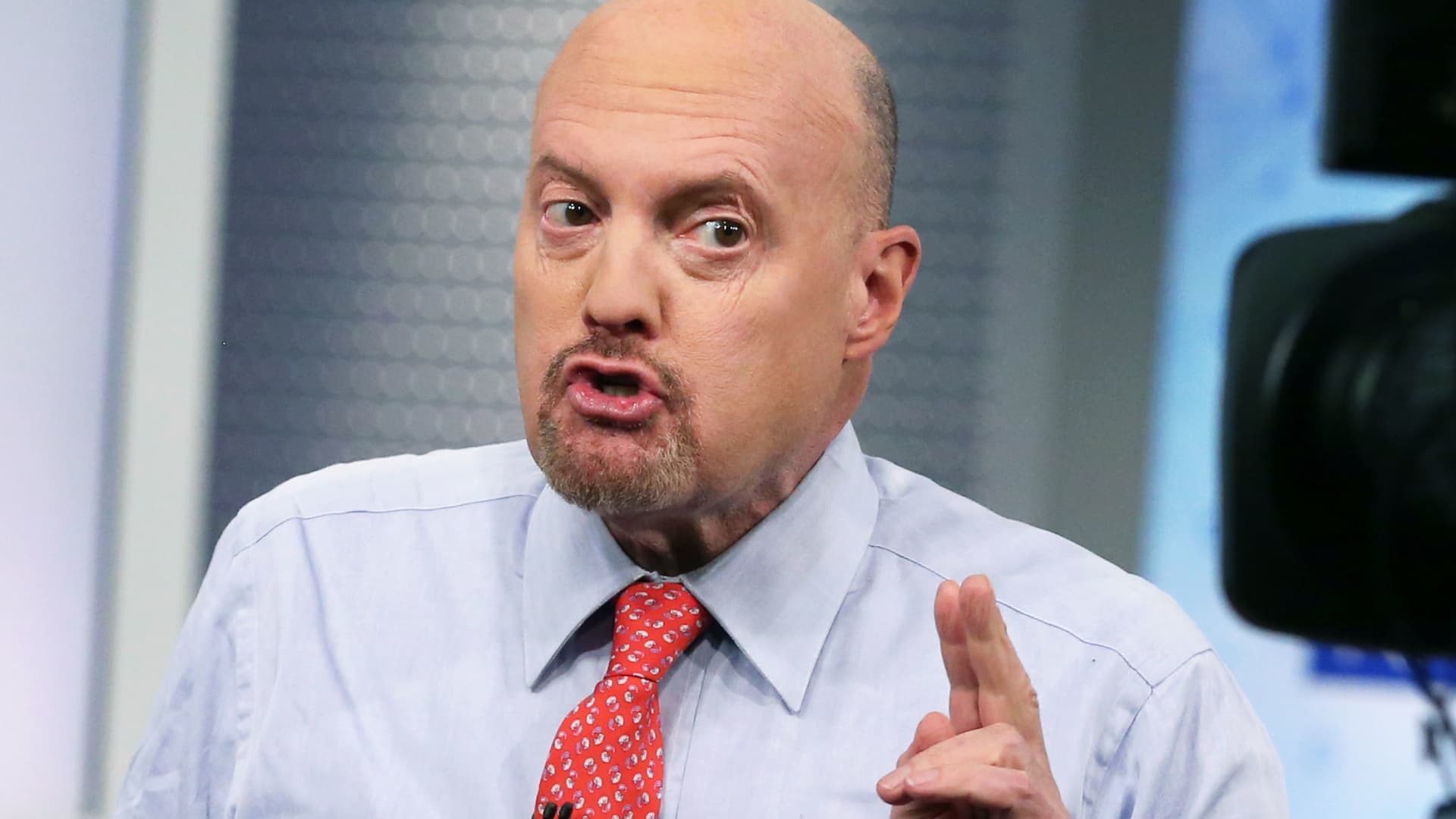 Jim Cramer predicts a narrowing market amid mixed messages from the Fed, while Nick Timiraos weighs in on anticipated meeting.
