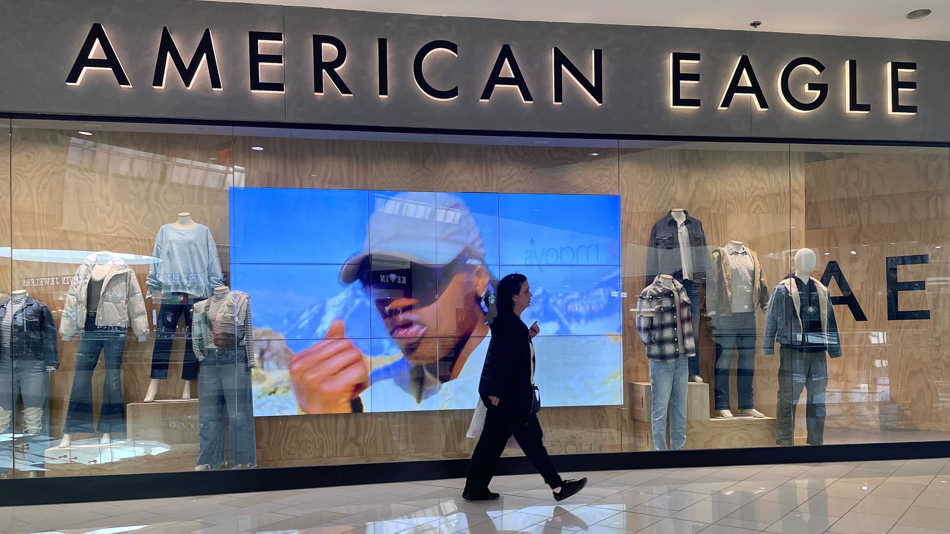 Featured image for American Eagle Shares Drop Amid Weak Holiday Forecast and Revenue Miss