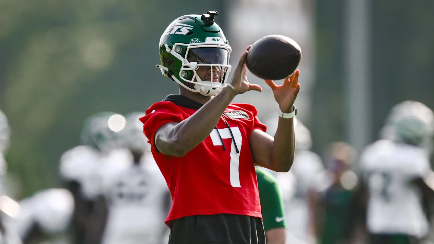 Featured image for Justin Fields Faces Challenges at Jets Training Camp Amid Team Struggles