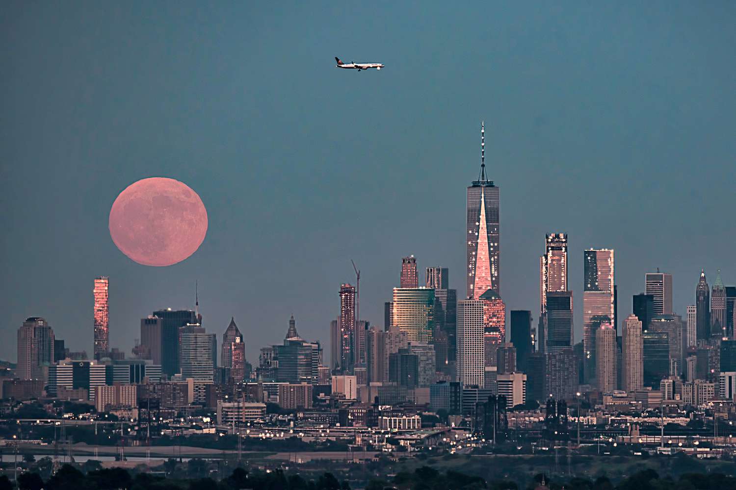June Skywatching: Strawberry Moon, Planet Parade, and More Celestial Events