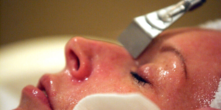"Rise in HIV Cases Linked to 'Vampire Facials' at New Mexico Spa"