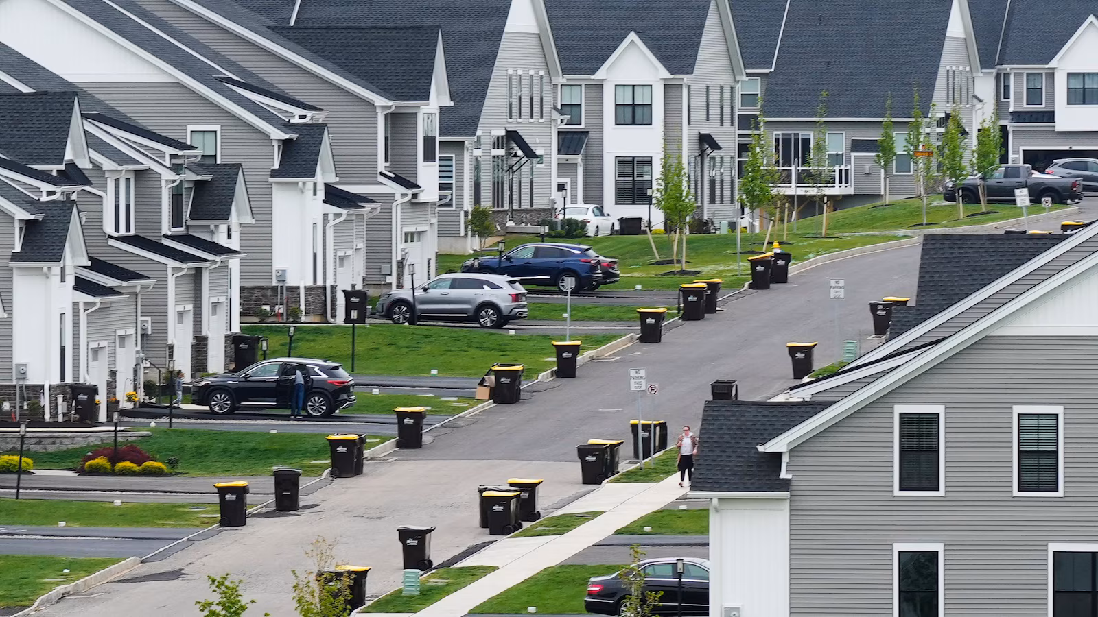 Featured image for US mortgage rates decline to year-low, prompting cautious buyer activity