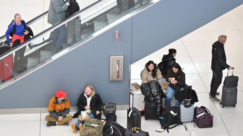 "Massive Flight Cancellations Sweep Across US Amid Arctic Blast and Frigid Temperatures"