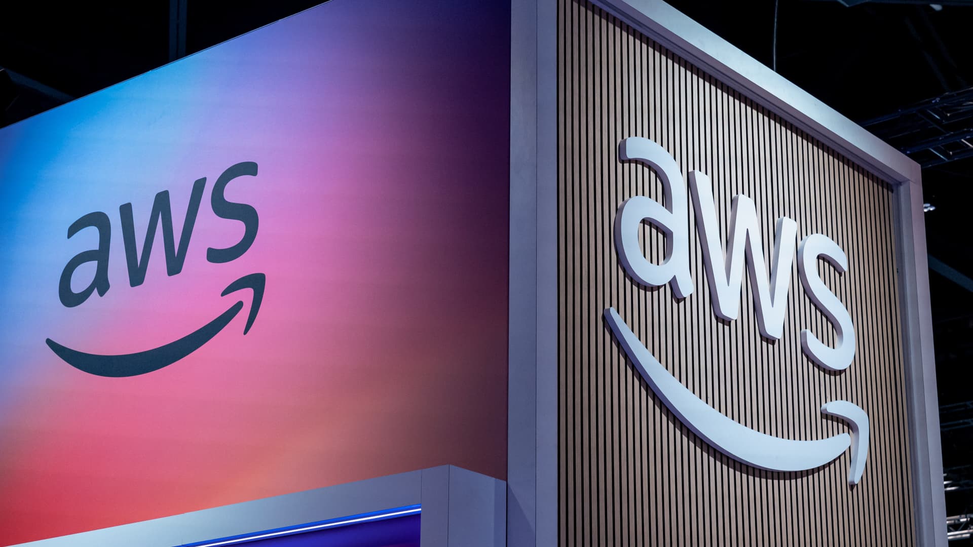 Global Amazon Web Services outage disrupts major websites and apps
