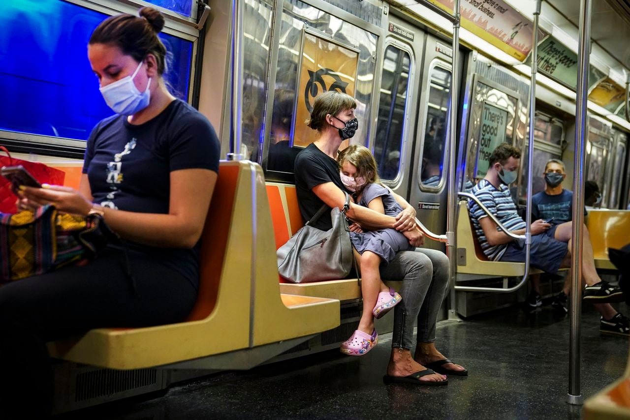"Understanding JN.1: Symptoms, Vaccines, and Public Risk of the New COVID Variant"