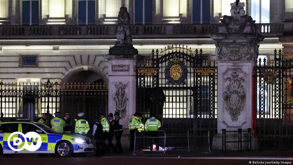 Featured image for Multiple Arrests Made Outside Buckingham Palace